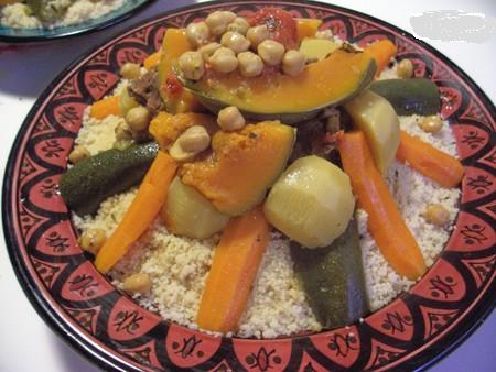 Recette : Couscous aux légumes Voici le classique de toutes les recettes marocaines. C’est devenu une coutume au Maroc de manger le couscous le vendredi après la prière du midi. C’est un repas en soi...