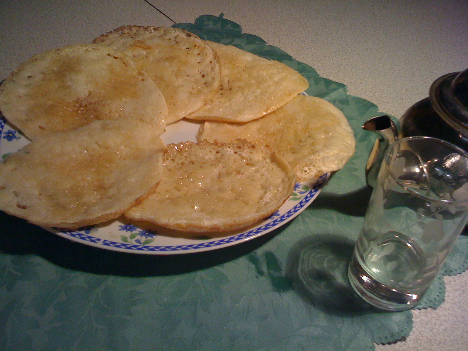 Les crêpes marocaines sont très souvent préparées lors du petit déjeuner ou lors du goûter. C’est une recette qui nécessite pas beaucoup de temps de préparation. Voici les ingrédients nécessaires...