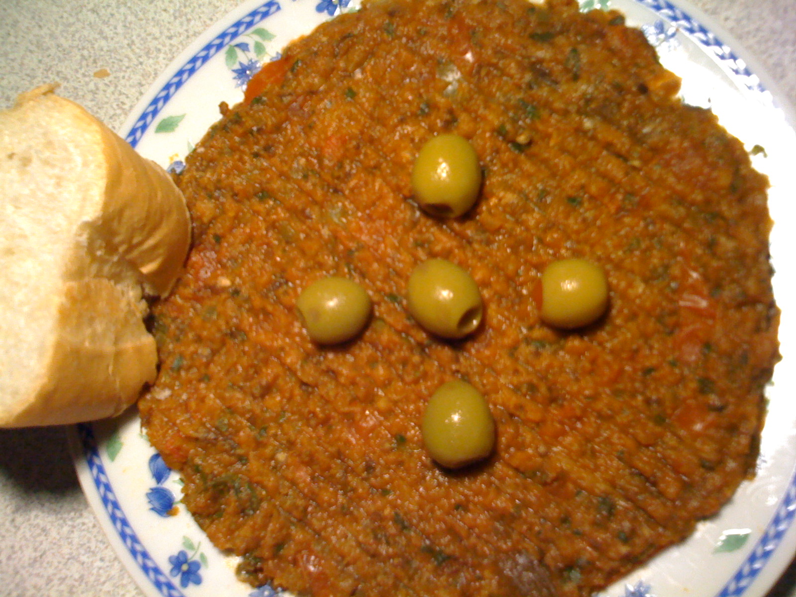 Recette : Salade d’aubergines (Zaalouk) Voici la recette de salade d’aubergines. Elle se prépare très facilement et le goût est riche et crémeux. Elle se prépare comme entrée à un plat principal. Voici les ingrédients...