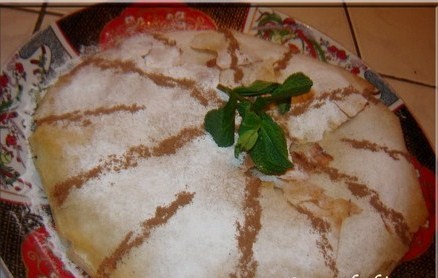 Recette : Pastilla au poulet et amandes Voici la recette de la pastilla au poulet et amandes. C’est un des plat les plus connus chez les Marocains. Ce plat est souvent préparé lors de célébrations ou mangé...