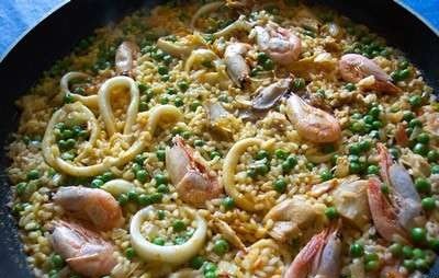 Recette : Paella marocaine aux crevettes et calamars La paella marocaine est un mélange de riz, de fruits de mer ainsi que de divers légumes. Cette recette est un classique de la cuisine marocaine. Je vous laisse découvrir...