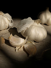 L’usage le plus traditionnel de l’ail a été pour lutter contre les rhumes, grippes et pour ses propriétés comme antibiotique. Efficace dans les affections cardio-vasculaires dû à ses propriétés hypotensives...
