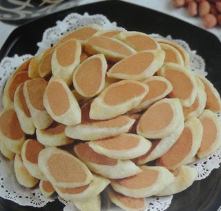 Recette : Babouches aux cacahuètes Cette pâtisserie est un peu moins commun lors des regroupements familiaux, mais tout de même vaut la peine d’être préparée… Ingrédients: Pâte: 1 pot de crème fraîche de 200 g...