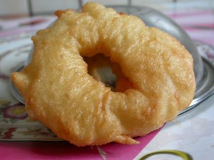 Recette : Sfenj (beignets) Voici la recette des beignets (sfenj). C’est un beignet frit à l’huile qui est souvent servit avec du miel ou du sucre. Il est excellent lors du petit déjeuner ou...