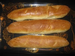 Voici la recette ainsi que le vidéo qui montre comment préparer le pain baguette. Les ingrédients nécessaires sont : 490 gr de farine 2 c. à thé de levure chimique...