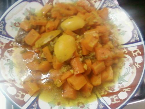 Recette : Veau aux carottes Ce plat est excellent de par sa viande tendre ainsi que le goût mi-sucré mi-citronné de la sauce… Ingrédients: 1/2 kilo de cubes de veau 1 oignon 1/2 jus de...