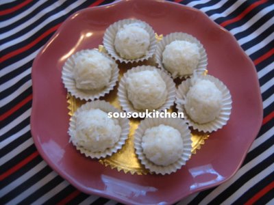 Recette : Boules au noix de coco Ces boules aux noix de coco sont très simple à préparer et c’est très pratique lorsqu’on a des invités à la maison. Voici les ingrédients nécessaires ainsi que le vidéo...