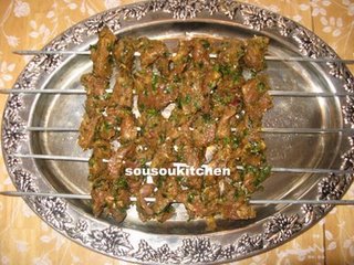 Les brochettes de boeuf peuvent très bien être mangées en entrée à un plat principal lorsque vous avez des invités. Voici la version marocaine des brochettes de boeuf avec les...