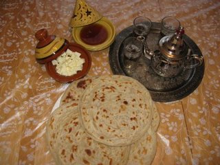 Voici une autre recette qui ressemble un peu aux crêpes marocaines mssmamn mais la préparation est un peu différente. Les crêpes peuvent être accompagnées de miel ou de beurre ou...