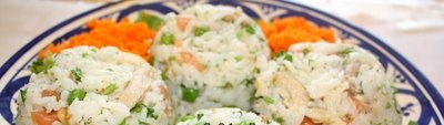 Cette salade peut très bien être servie comme entrée à un plat principal. Il y a du poulet, du riz et des légumes; de quoi intéresser tout le monde. Voici...