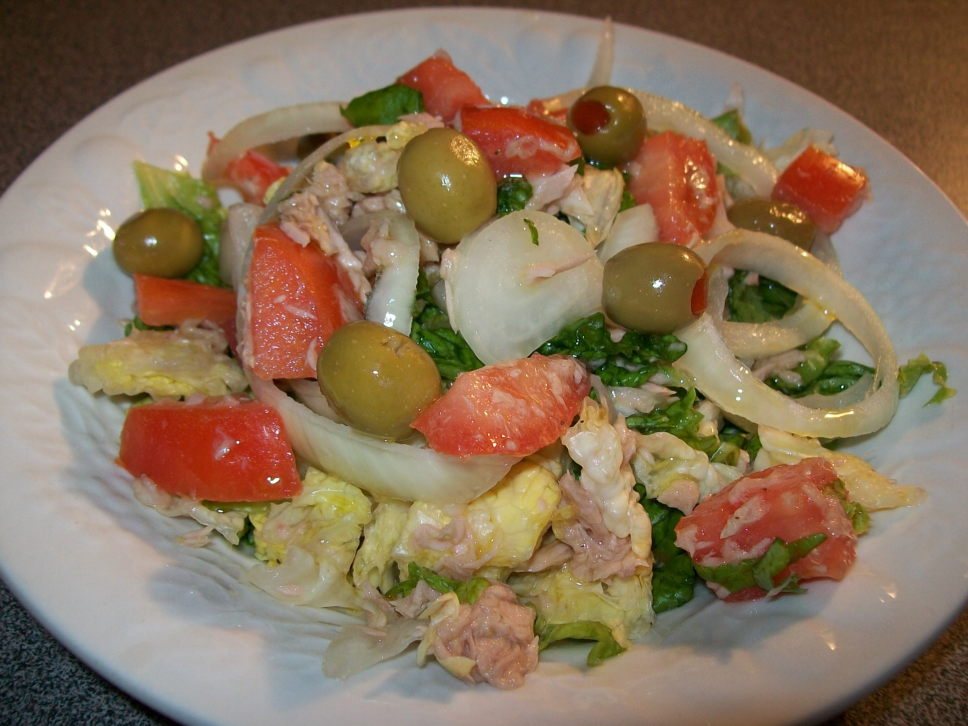Cette salade peut bien servir comme entrée à un repas plus copieux ou simplement comme mini-repas pour ceux ne voulant pas trop manger. C’est une salade riche et nutritive. Voici...