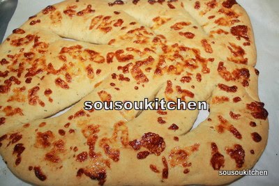 Cette recette est originale de par sa forme et son goût. Le pain est farci de tomates séchées et parsemé de fromage mozzarella. Vous pouvez le manger avec ou sans...