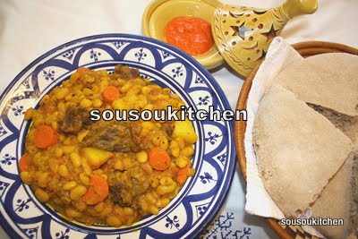 Ce plat est fait d’haricots blancs ainsi que de viande de boeuf séchée. Cette viande se mange de temps à autre dans d’autres plats comme les tajines ou le couscous....