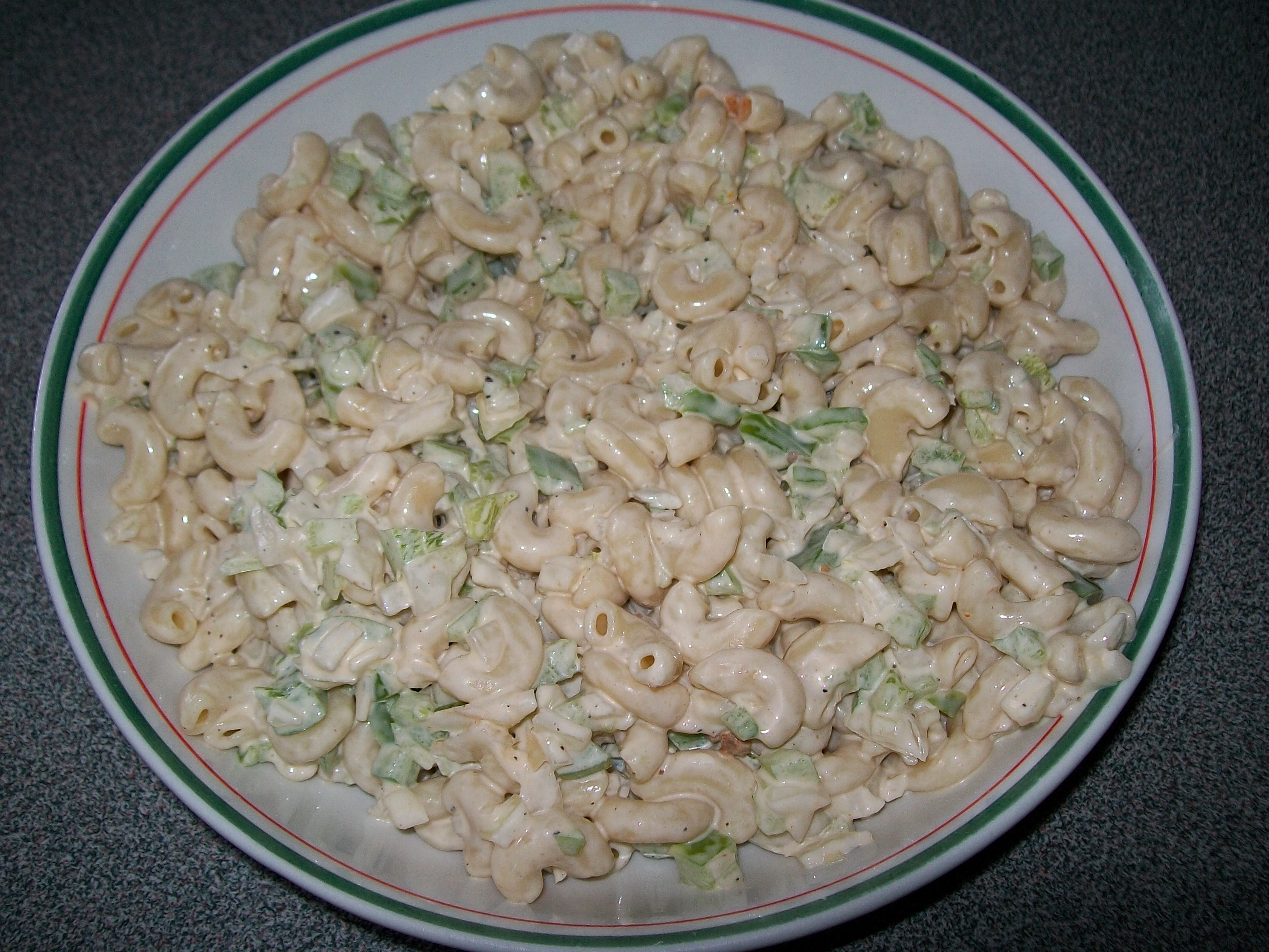 La salade de macaroni est un plat facile à faire qui peut être mangée en complément à un repas plus complet. C’est fait de pâtes en formes de macaroni ainsi...