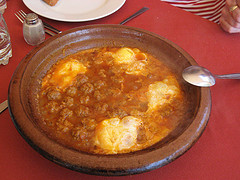 Recette : Tajine de kefta et pommes de terre Voici le tajine de kefta et pommes de terre. C’est un excellent repas qui est complet de par la viande, les légumes et le pain qui l’accompagne. Voici les ingrédients...