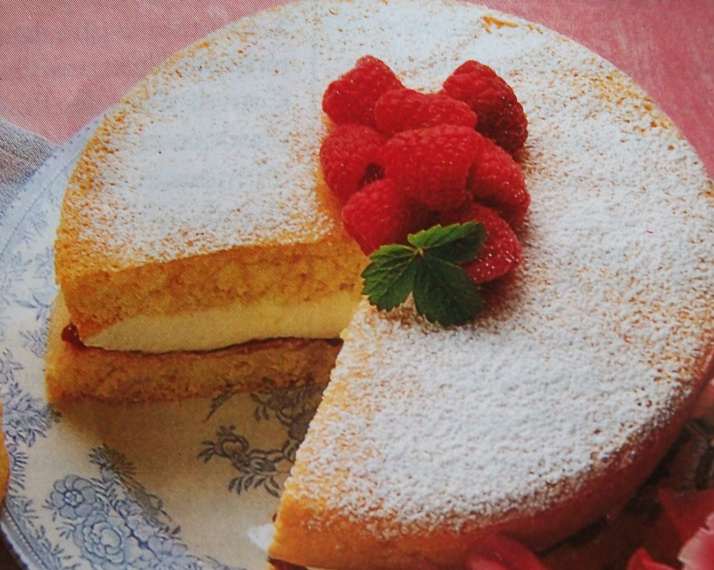 Voici la recette d’un gâteau farci de crème et de confiture. C’est une recette facile à préparer et c’est très délicieux. Voici les ingrédients nécessaires ainsi que les étapes de...