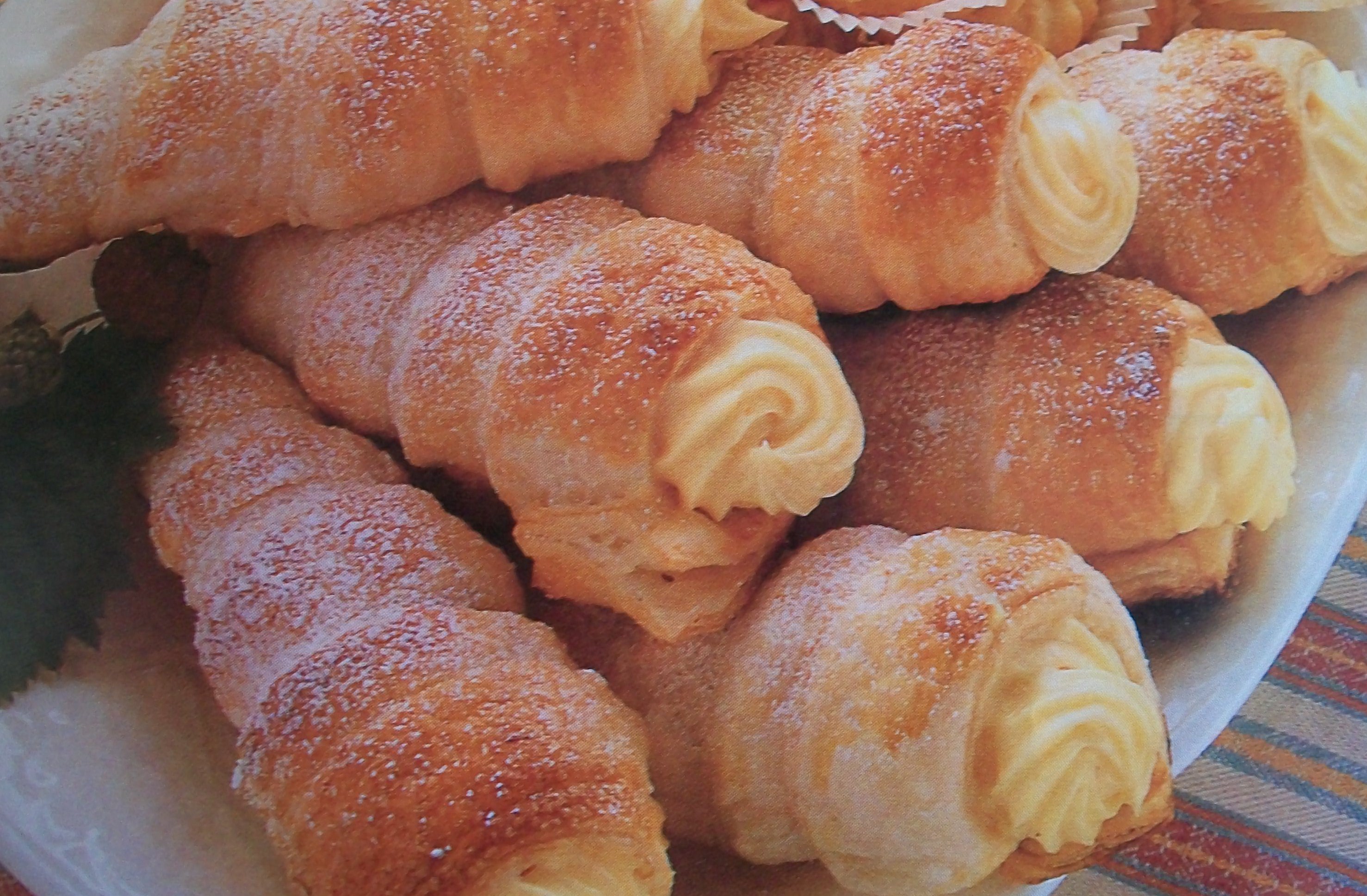 Ce sont de petits cornets de pâtisserie qui ne demande pas beaucoup de temps ni d’ingrédients. Lorsque l’envie se fait sentir et que vous voulez goûter à une pâtisserie pas...