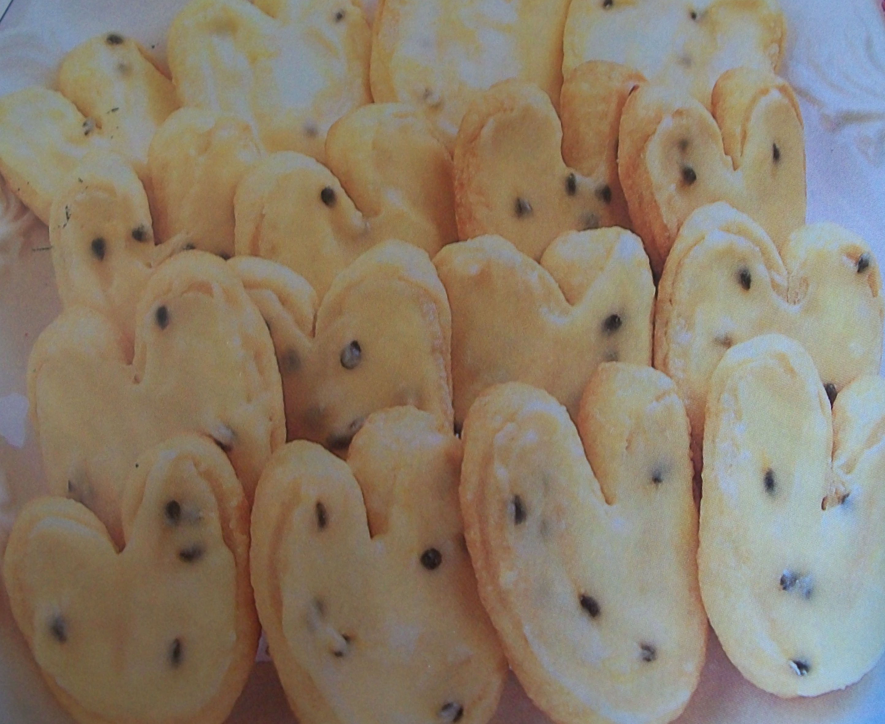 Cette recette demande un peu plus de temps de préparation mais le résultat est excellent. Ce sont des petites pâtisseries en forme de palmier garnies avec un glaçage sucré et...