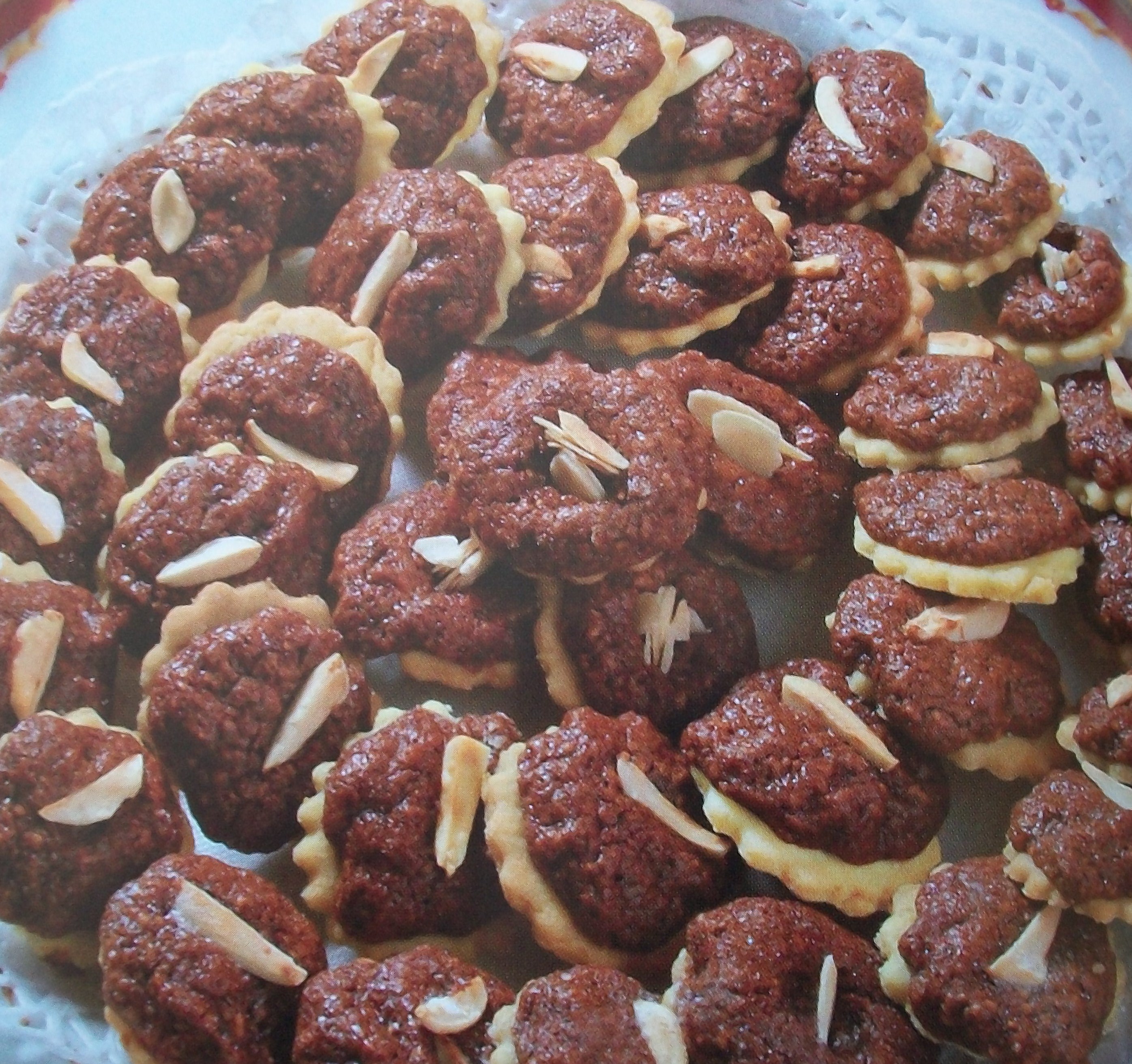 Ce sont de petits sablés aux figues séchées, une excellente collation qui est très riche en fibres, calcium, fer et du potassium. Voici les ingrédients nécessaires ainsi que les étapes...