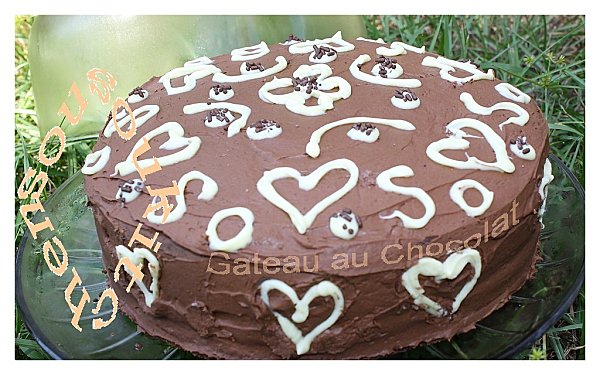 Recette : Gâteau au chocolat et babeurre Un gâteau au chocolat irrésistible parfait pour manger en famille comme dessert ou lors du goûter. Voici les ingrédients nécessaires ainsi que le vidéo qui démontre les étapes. 45 g...
