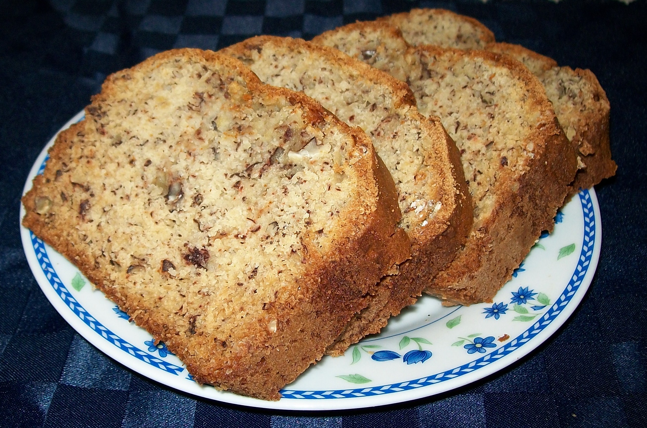 Ce pain aux bananes est très nutritif, très moelleux et très bon! La consistance du pain avant d’enfourner est très épais, on se demande si cela va réussir. Le résultat...