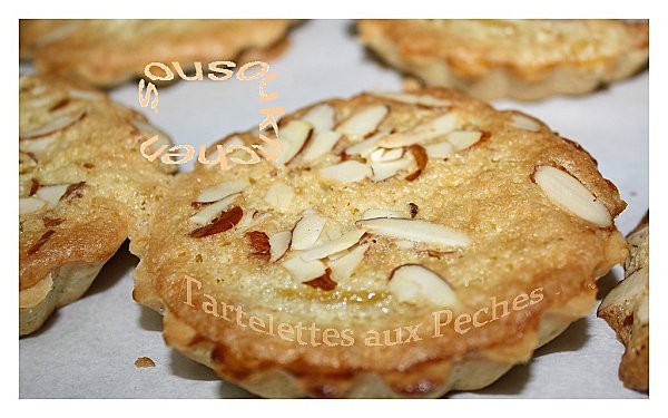 Recette : Tartelettes aux pêches De jolies tartelettes qui sont faciles à préparer et ont très bon goût. C’est une tartelette fait avec de la marmelade d’abricots, des morceaux de pêches et des amandes moulues...
