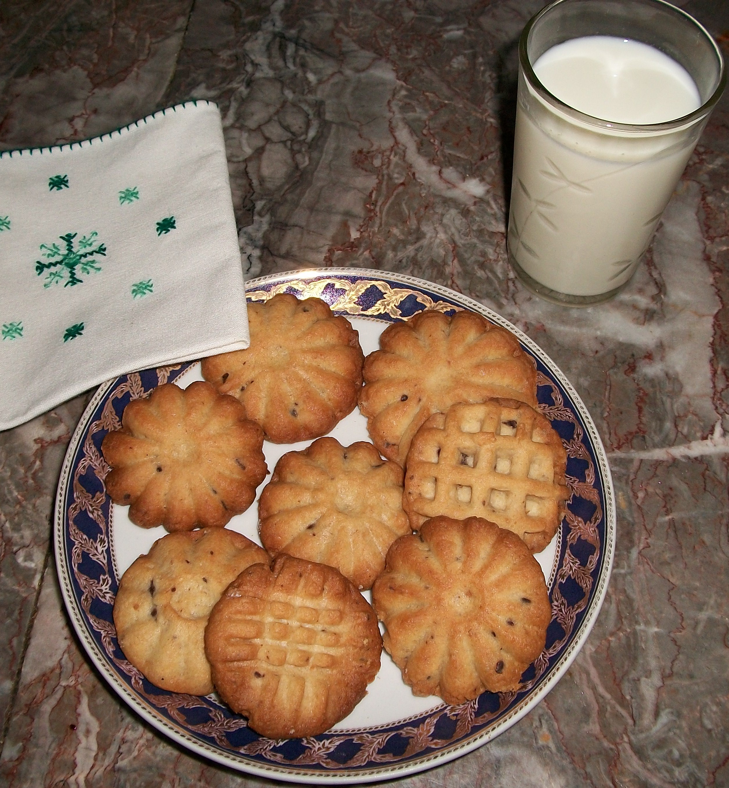 Recette : Biscuits aux pépites de chocolat Ce sont de petits biscuits fait avec des petits morceaux de chocolat et des biscuits de thé à la noix de coco écrasés.Ils sont très pratiques pour servir aux invités...