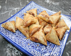 Recette : Briouats aux crevettes Ce sont de petits triangles nommés briouats en arabe, qui sont souvent farcies avec une pâte d’amandes et recouvertes de miel. Ceci est une autre recette intéressante que vous pouvez...