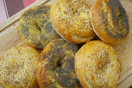 Recette : Bagel (ou baguel) Qui n’aimerait pas manger des bagels fait maison? Au moins nous connaissons sa fraîcheur ainsi que la liste de ses ingrédients. C’est une recette simple qui ne demande pas beaucoup...