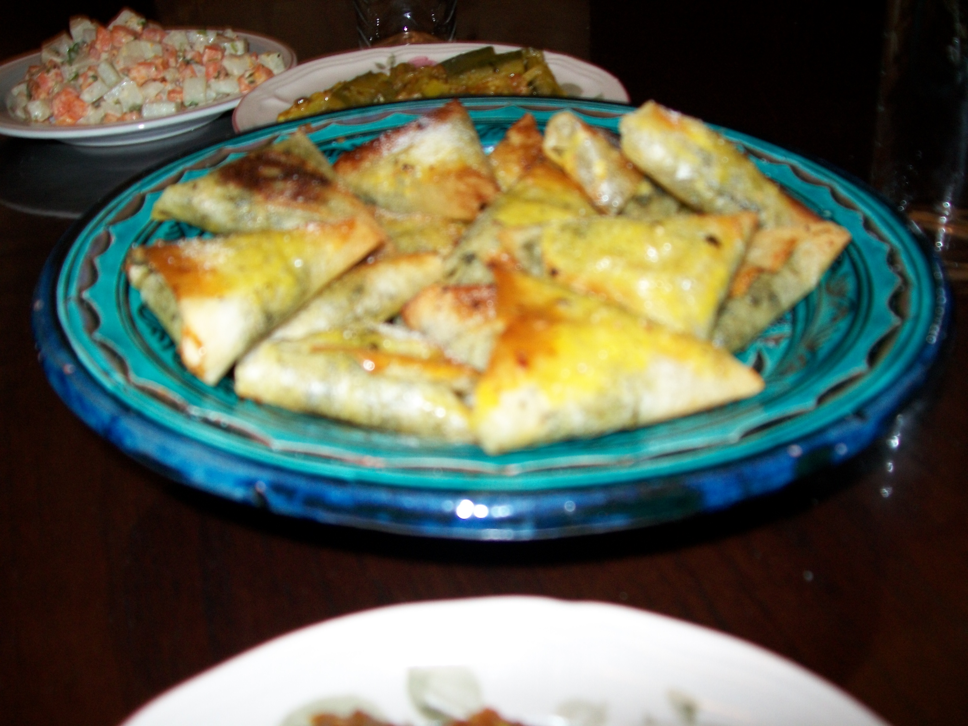 Recette : Briouats au poulet C’est la recette des briouats au poulet. Ce sont de petits triangles appétissant farcis de poulet et d’ épices qui sont idéales comme entrée. Voici ce dont vous aurez besoin....