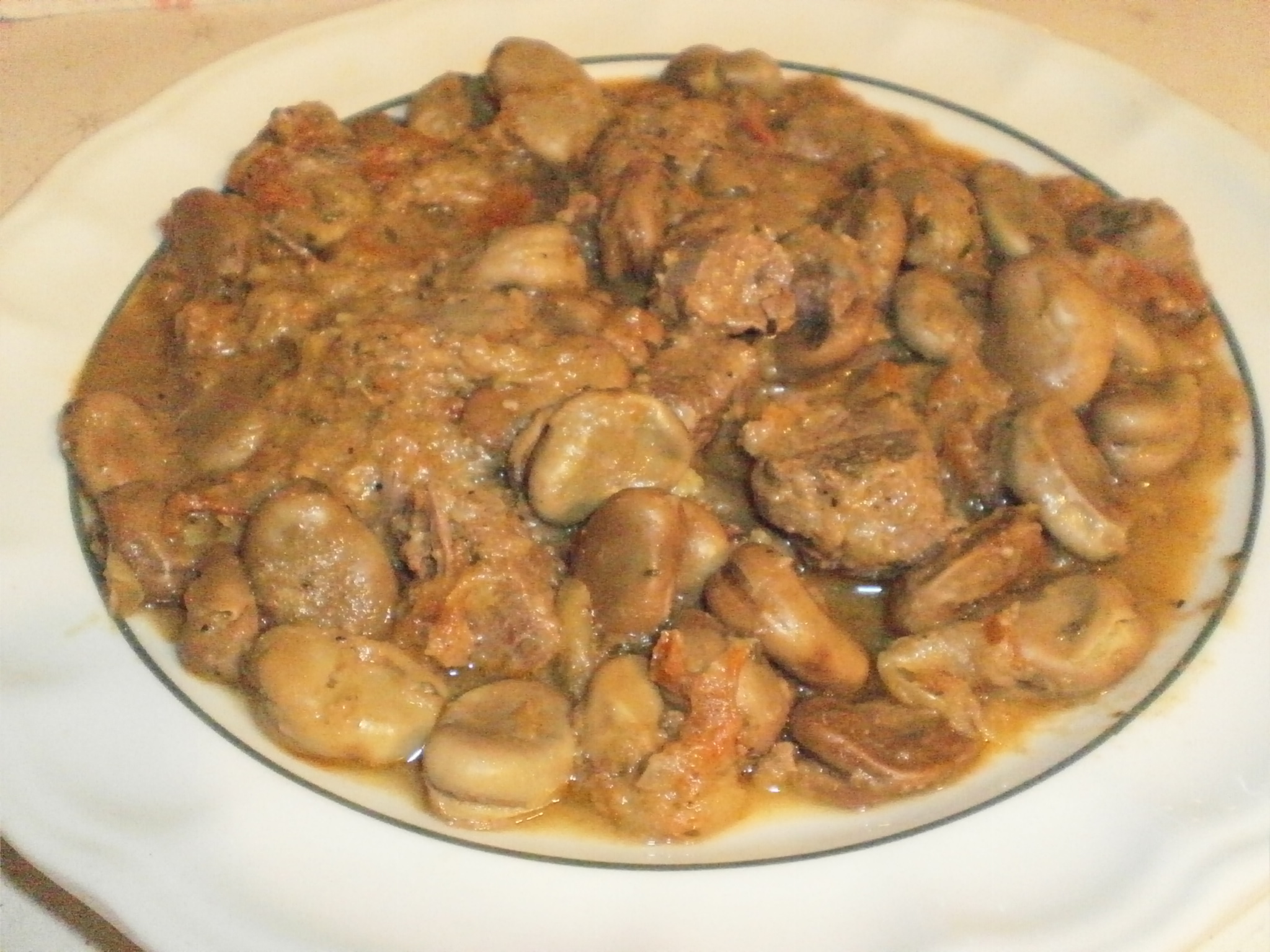 Recette : Tajine de veau et fèves (gourganes) C’est la recette de veau et fèves, un plat simple, délicieux et très nutritif. Vous avez le mélange de viande et de légumineuses tout-en-un, c’est un excellent choix de par...