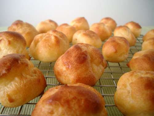 C’est la recette de base afin de faire des éclairs au chocolat ou des chouquettes. Voici sans plus tarder la recette de la pâte à choux. Ingrédients : 125 g...
