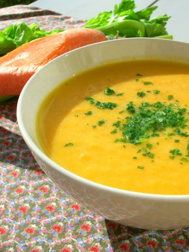 C’est une délicieuse recette du potage au céleri et carottes. Le potage est onctueux, crémeux et parfait pour les mois froids de l’année. Voici les ingrédients nécessaires. Ingrédients : 1...