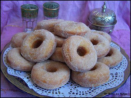 Recette : Beignets marocains Ce sont de délicieux beignets marocains très faciles à préparer et qui peuvent être servis avec un verre de thé ou autre breuvage. Voici les ingrédients nécessaires. Ingrédients : 340...