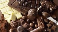 Tous les chocolats dans les magasins vont subir plusieurs étapes de fabrication qui implique une température élevée. Lorsqu’on monte en température, les nutriments sont détruits (vitamines, minéraux, oligoéléments & enzymes)....