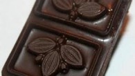 Voici comment préparer du chocolat cru maison. Le chocolat conserve toute ses nutriments puisqu’on n’utilise pas une température élevée lors de la fabrication. On utilise également que des aliments bio...